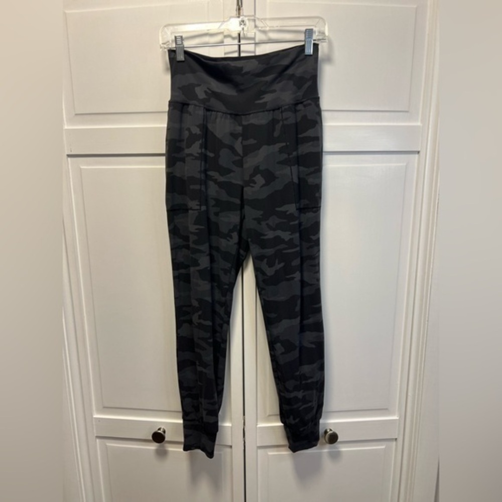 Athleta Salutation Camo Joggers Size Women's Small Color Black/Gray Camo
